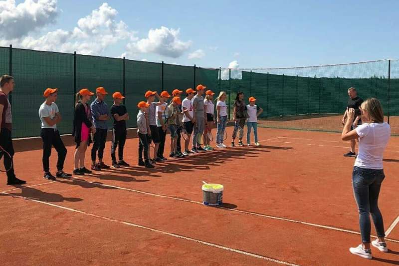 Посчастливилось участникам лагеря научиться играть в большой теннис, и все благодаря генеральному директору ЖК «Рублевочка» Сергею Новикову.