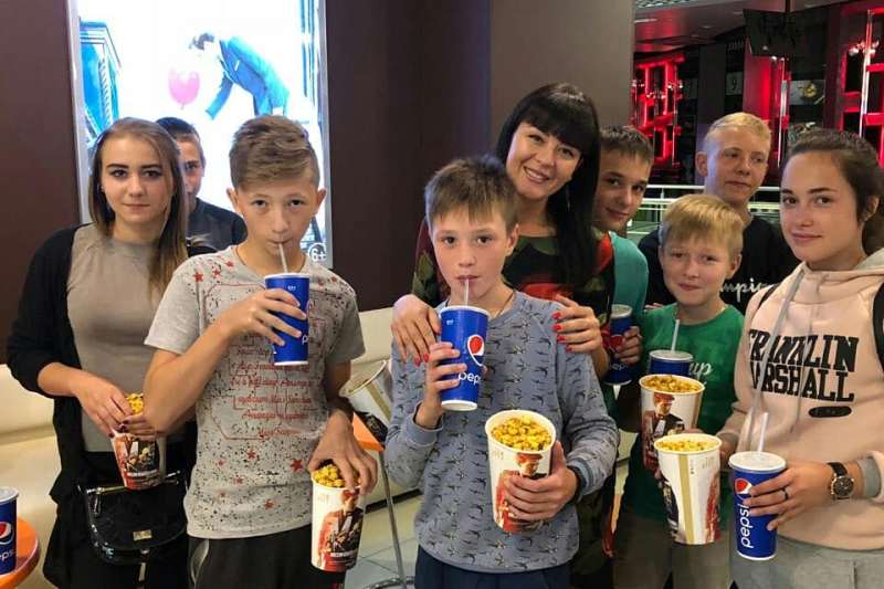 А с помощью Семена Курбатова мальчишки и девчонки, «вооружившись» попкорном и кока-колой, побывали в кинотеатре и посмотрели приключенческий фильм 3D: «Мег: Монстр глубины».
