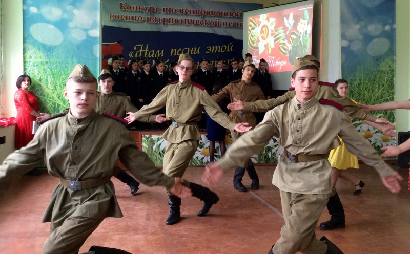 Школьники исполнили песни военных лет