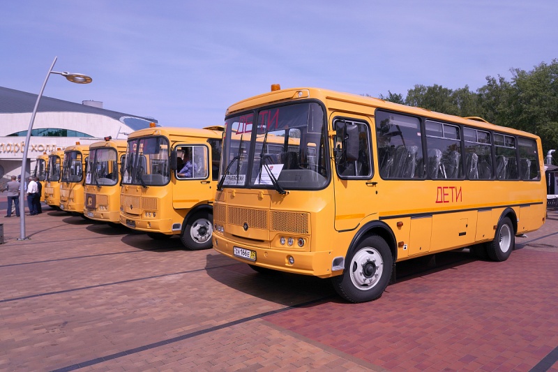 В школу – на новых автобусах! 