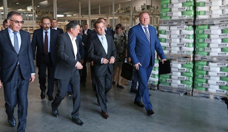 Дмитрий Медведев посетил гурьевский завод по производству стройматериалов