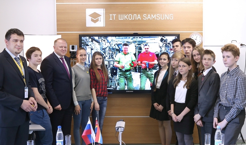 Губернатор и калининградские школьники провели сеанс связи с российскими космонавтами