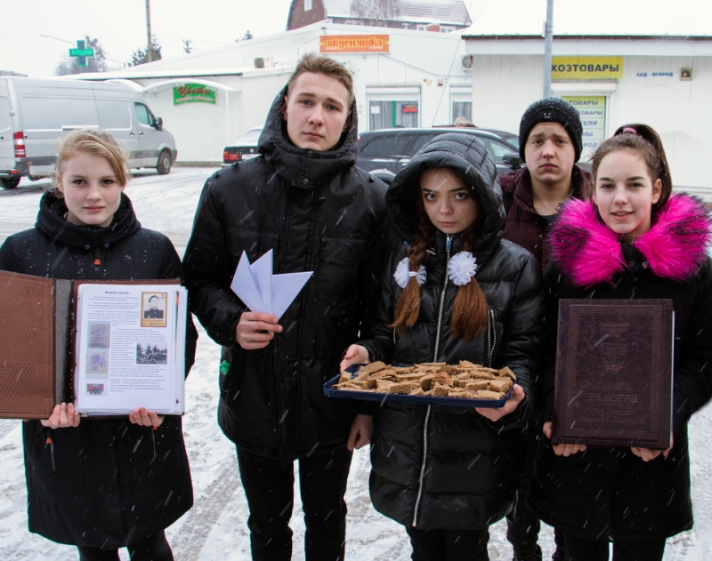 Помни и никогда не забывай: волонтеры приняли участие в акции «Блокадный хлеб»