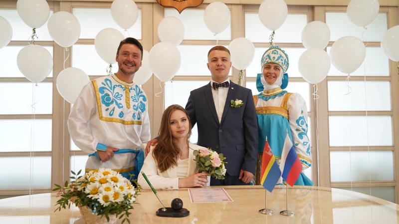 В День семьи, любви и верности в гурьевском ЗАГСе в торжественной обстановке было проведено 9 регистраций брака