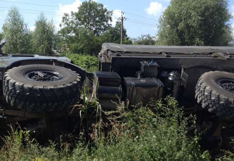 Водитель военного КАМАЗа угодил в аварию на "гурьевском кольце"