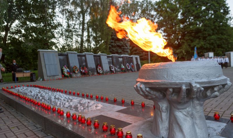 В память о павших зажглись сотни лампадок и свечей