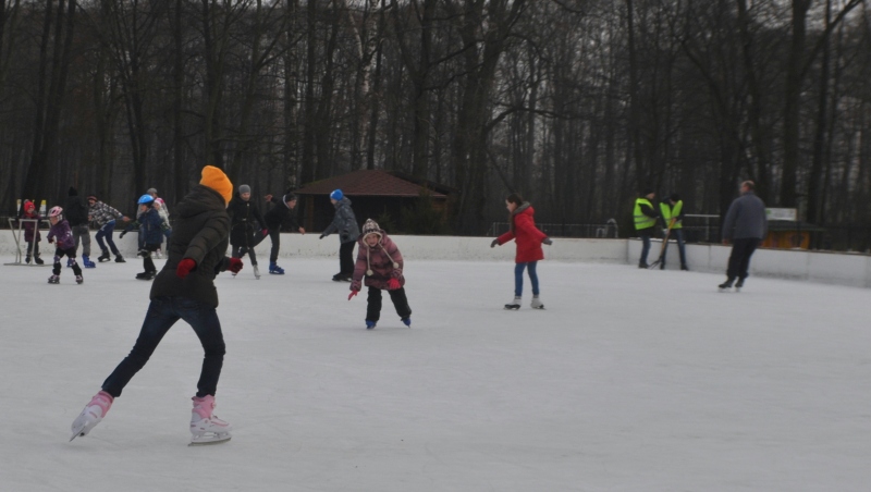 На центральной площадке гурьевского парка культуры и отдыха открылся ледовый каток