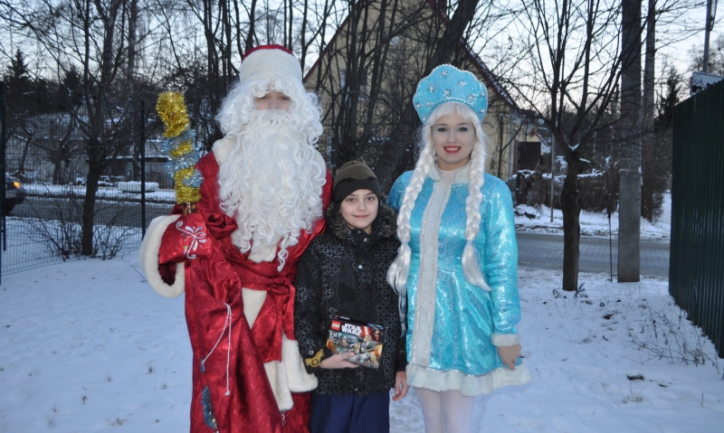 Ребятишки, принявшие активное участие в акции «Напиши Деду Морозу!», объявленной на страницах «НВ», получили замечательные подарки