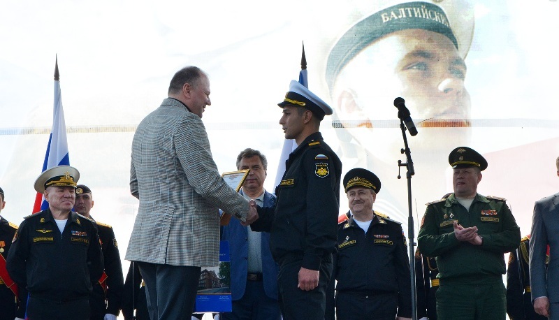 Губернатор поддержал жителей, выбравших службу по контракту в Вооруженных силах России