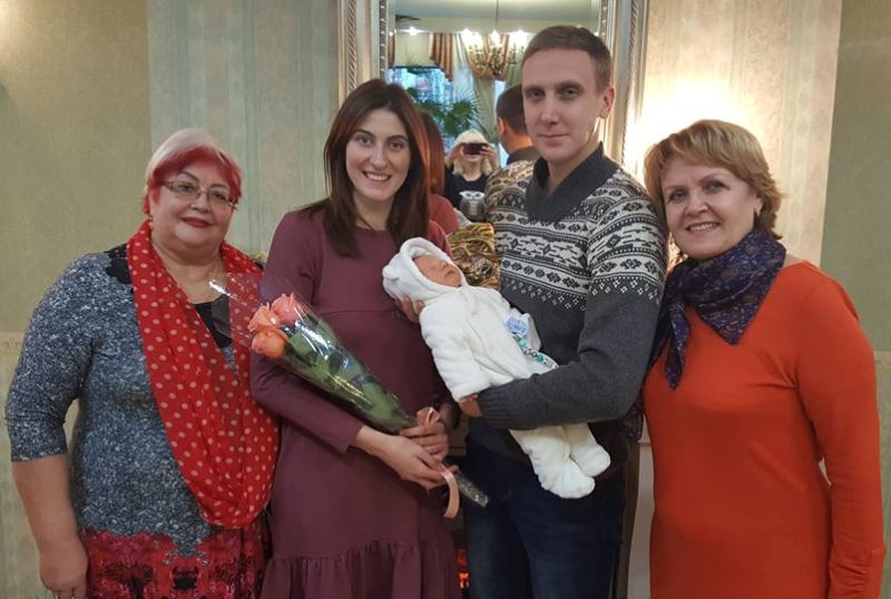 В гурьевском отделе ЗАГС состоялась торжественная регистрация рождения ребёнка, который появился на свет на кануне Дня матери
