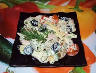 Итальянский салат с ветчиной, сыром и овощами