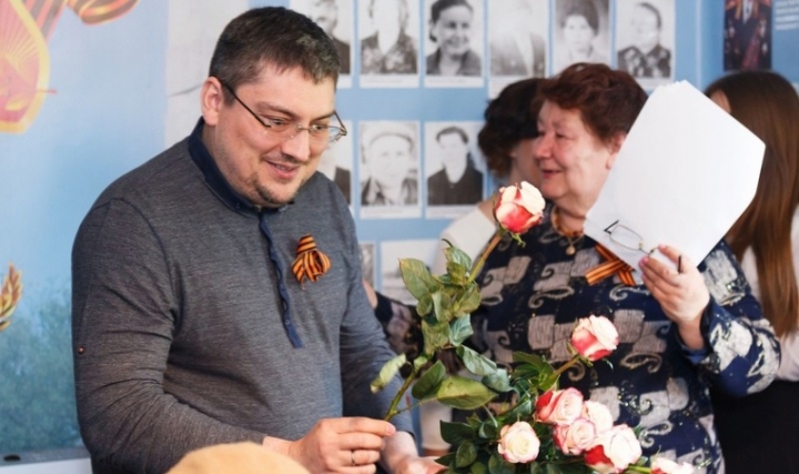 Михаил Дударев вручил женщинам цветы