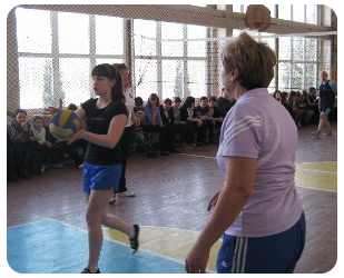 Ксения СЕМЕНОВЫХ, ученица 11-го класса, делится впечатлениями от захватывающего волейбольного матча между учителями и учениками низовской школы.