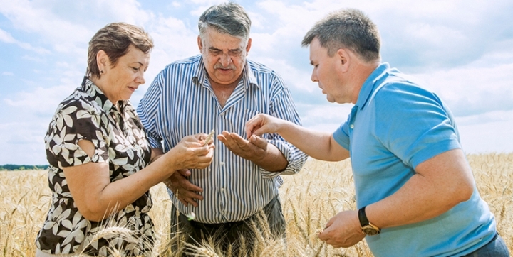 Крестьянское (фермерское) хозяйство Виктора Лучкова - не только самое крупное среди КФХ нашего округа, но и преуспевающее, по объемам производства превосходящее иные коллективные сельхозпредприятия.