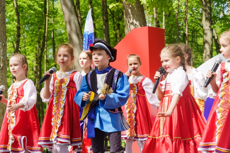 Большой концертно-развлекательной программой «Праздник Весны»отметили жители Гурьевска Первомай и открытие паркового сезона
