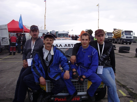 Анатолий и Максим сами готовят автомобили к заездам