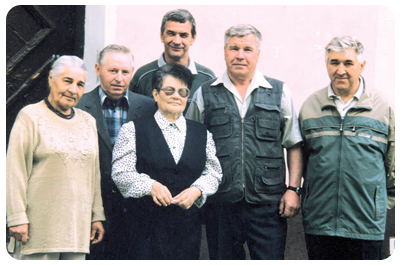 Василий Васильевич (крайний слева) с преподавателями и одногруппниками по СПТУ