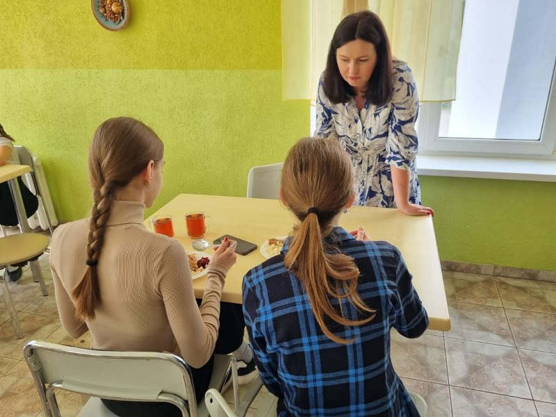 На прошлой неделе состоялся рабочий визит в Гурьевский округ уполномоченного по правам ребёнка в Калининградской области Ирины Ткаченко. В рамках визита был проведён личный приём граждан, а также мониторинг организации питания и медицинской помощи в школах с непосредственным выездом в «Классическую школу»