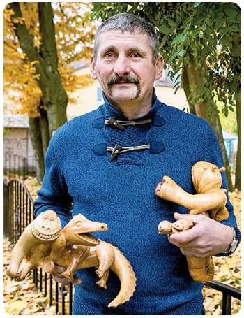 Николай Хомяков, самобытный резчик по дереву, человек не тщеславный: свои работы обычно нигде не выставляет.