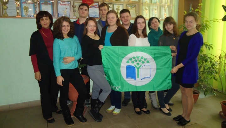 В числе школ, которые в начале года были отмечены международной наградой в сфере экологического образования «Зеленый флаг», и гурьевская первая школа, завоевавшая этот символ впервые.
