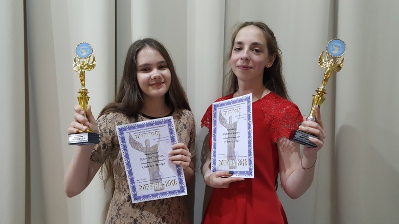 Ученицы классической школы Софья Козлова и Дарья Яцкевич крепко держат «Фортуну» в руках