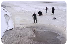 Несмотря на то, что за окном потеплело,рыбаки продолжают испытывать на прочность судьбуи лед на реках и озерах района
