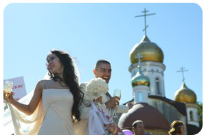 День района стал двойным праздником для 20 пар, заключивших браки в Гурьевском ЗАГСе