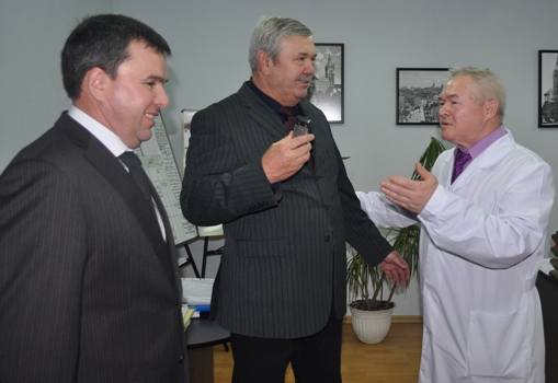 Экскурсию по Гурьевской ЦРБ для гостей провел лично главврач В. Сузриков