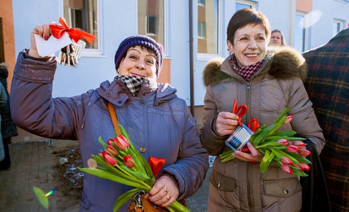 2015 год. Наталья Тихай (на фото справа)только получила долгожданные ключи