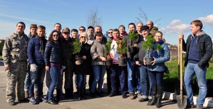 Принял участие в высадке деревьев и депутат окружного Совета депутатов Александр Орехов