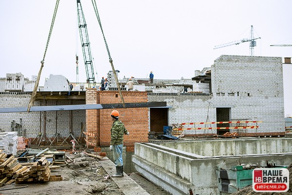 Хотя будущий детский сад на улице Кожина в Гурьевске и прирастает уже вторым этажом, он все-таки пока «отстает в развитии».