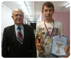 Виталий Малышев (справа)
