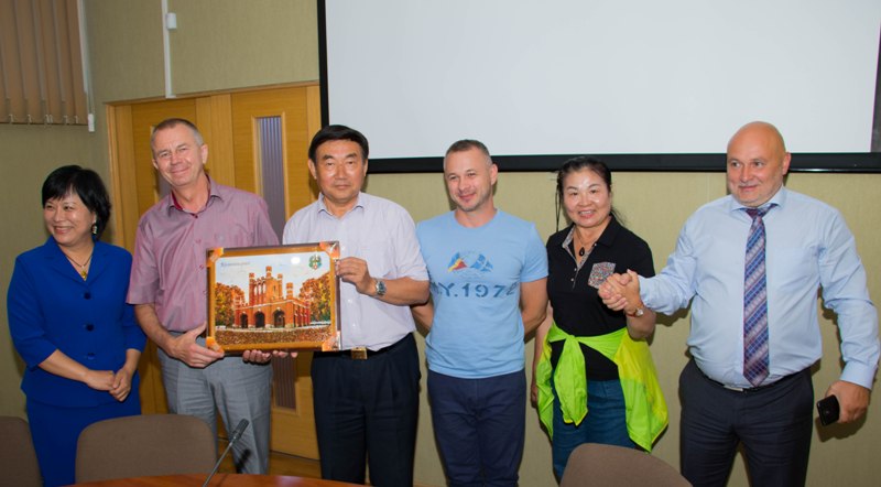 В дар от гурьевской администрации китайская делегация получила картину из янтаря с изображением видов Калининграда.