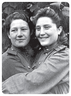 Таисия Изюмова (справа) с фронтовой подругой