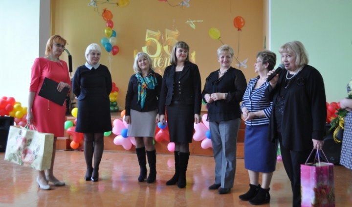 Наталья Киреева (на фото - крайняя слева) принимаетпоздравления от коллег, директоров других школ