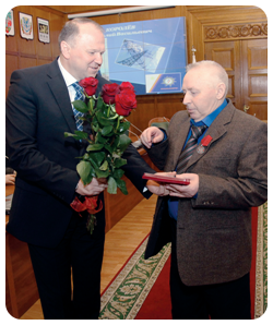 В. Королёв получает награду от Н. Цуканова