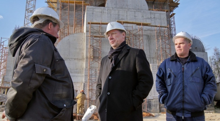 Евгений Морозов на строительстве храма Святой мученицы Лидии