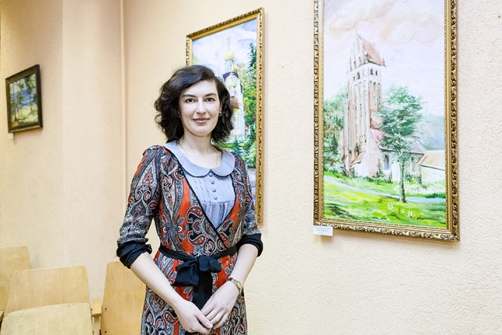 «С любовью к России, родному городу и к вам» - так называется персональная выставка профессиональной художницы  Милены КЕЛЛЕР, экспонирующаяся сейчас в фойе городского Центра культуры.