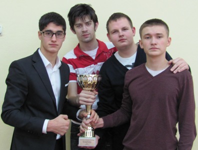 10-классники гурьевской первой школы - члены команд «Парламент» и «Конгресс» - не только отличились, но и победили на молодежном турнире по интеллектуальным играм среди польских команд и сборных нашего региона в Гданьске.