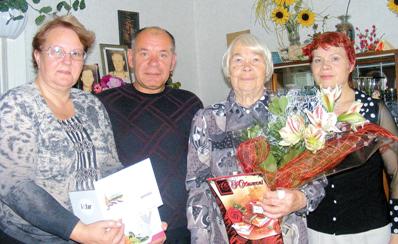 Нина Николаевна в день юбилея - с дочерью (крайняя справа) и &laquo;официальными лицами&raquo;