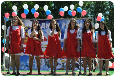 Вместе со всей страной отметить День России смогли жители нашего района, пришедшие в среду, 12 июня, на фестиваль  творческой молодежи "Россия молодая".