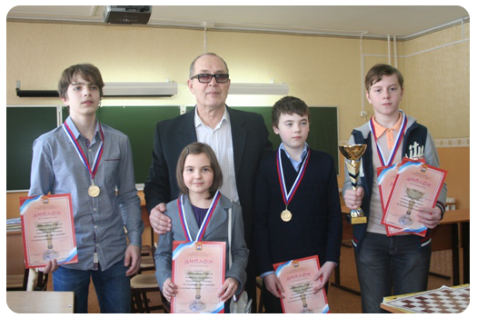 Гурьевские шашисты в 12-й раз подряд выиграли областные соревнования &laquo;Чудо-шашки&raquo; среди школьных команд.