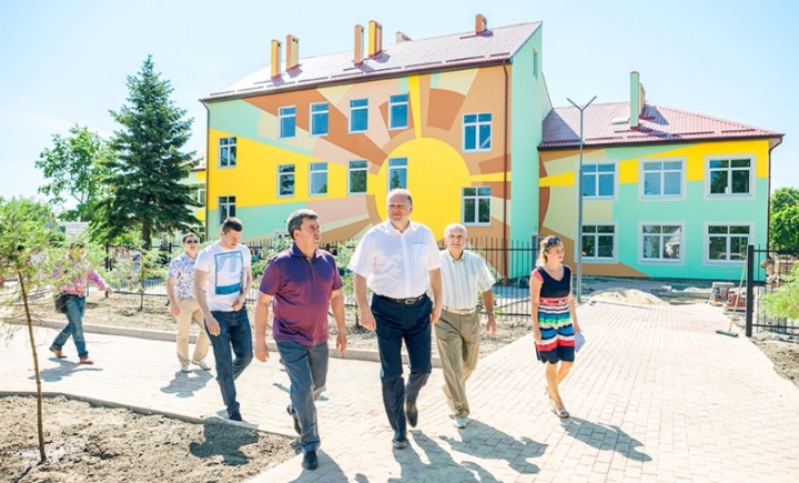 Николай Цуканов вместе с Сергеем Подольским проверяютготовность детского сада в Матросово