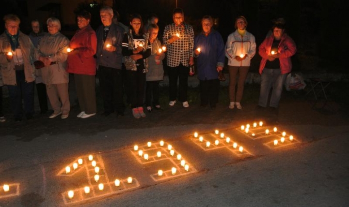 Жители Константиновкиактивновключились в акцию«Свеча памяти»и в ночь с 21 на 22 июнясобралисьна центральной площадипоселка