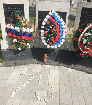 В Большом Исаковоактивисты поселка22 июня, в 4 часа утра,зажгли у братской могилы свечив памятьо погибших воинах