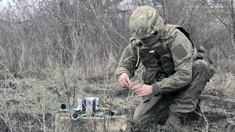 Военнослужащие подразделений обеспечения группировки войск «Восток» ежедневно с помощью дронов доставляют на передовые позиции продукты питания