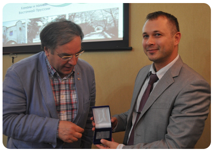 В завершение встречи представитель польской делегации подарил Андрею Сергееву памятную медаль