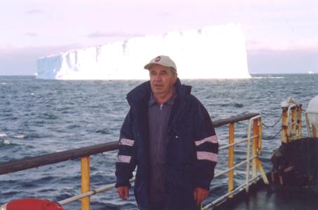 Луговчанин Виктор Клепиков из своих 79 лет полвека провел в морях и океанах. Четыре навигации ходил в Антарктиду, 12 лет плавал на китобойном судне, а Арктику, по его словам, знает как свои пять пальцев. Человеку с такой интересной судьбой есть о чем рассказать