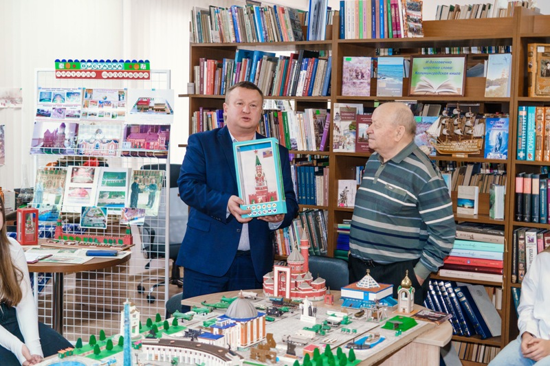 В Луговской библиотеке учащиеся местной школы встретились с замечательным мастером из Светлого Анатолием Щепотьевым