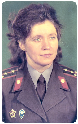 Альбина Сташевич 27 лет прослужила в милиции, из них большую часть - на оперативной работе, причем самой сложной, трудоемкой и  лопотной. Она - одна из немногих женщин - участковых инспекторов, поистине героических женщин.